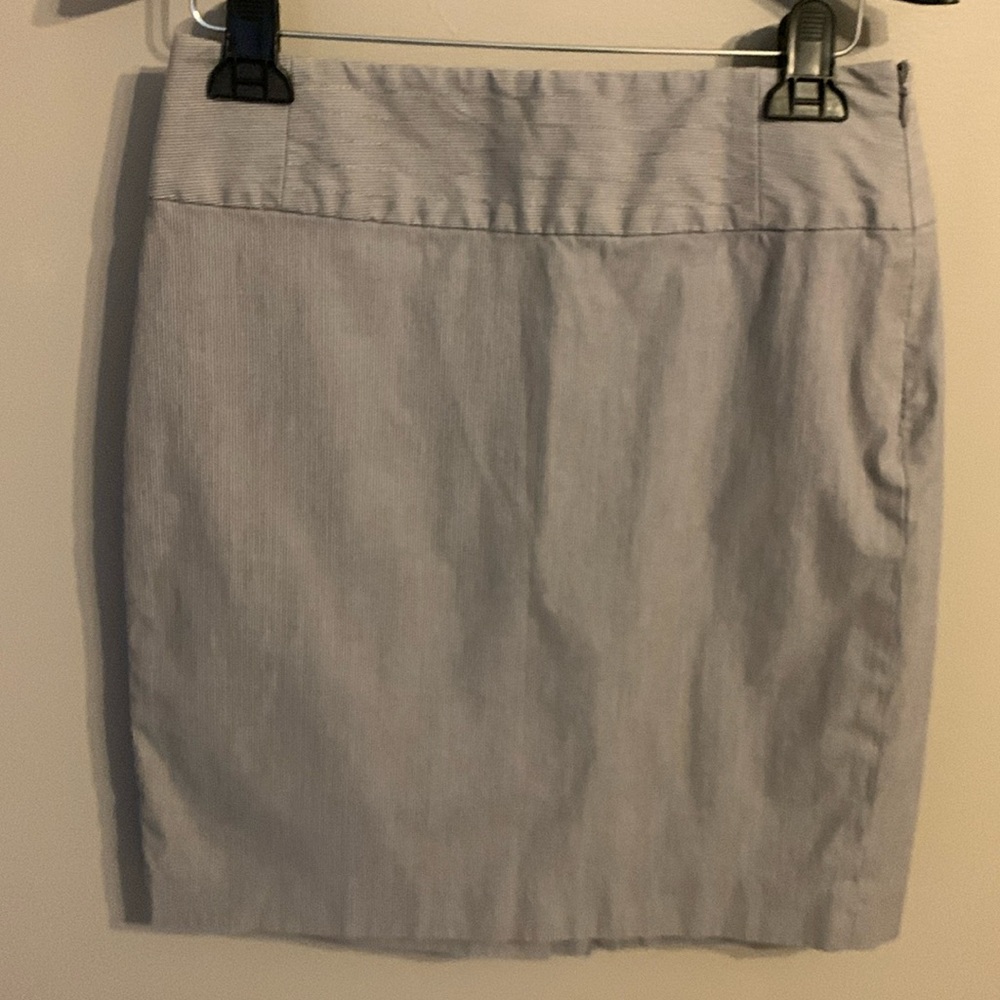 Banana Republic Gray/White Pinstriped Pencil Skirt. Size 4